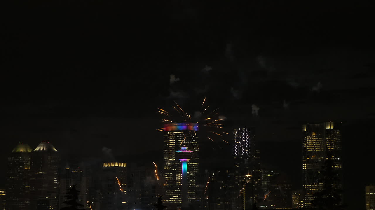 espectáculo de fuegos artificiales con la torre de calgary y el horizonte de la ciudad en el fondo