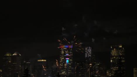 Feuerwerk-Mit-Calgary-Tower-Und-Der-Skyline-Der-Stadt-Im-Hintergrund