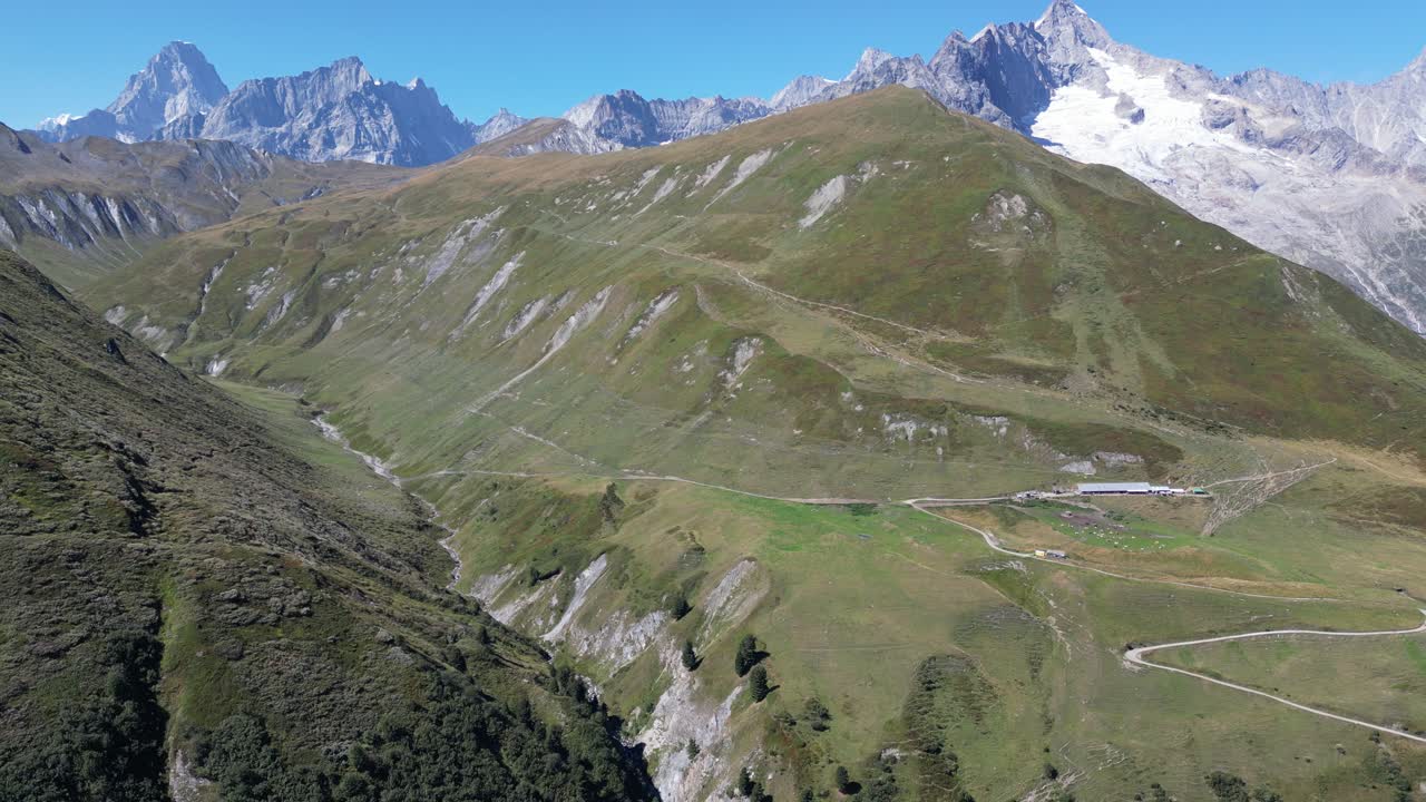 impresionantes imágenes de un dron de un valle alpino en verano