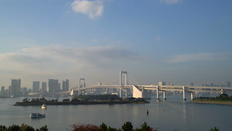 Skyline-Von-Tokio-Mit-Tokyo-Tower-Und-Regenbogenbrücke