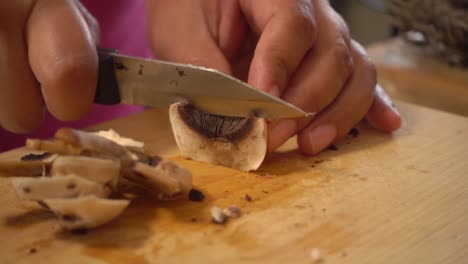 Slices-of-mushroom-on-a-cutting-board