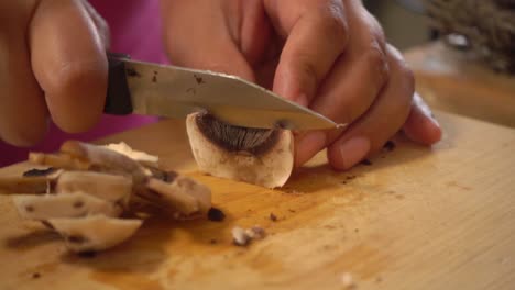 Rebanadas-De-Champiñones-En-Una-Tabla-Para-Cortar