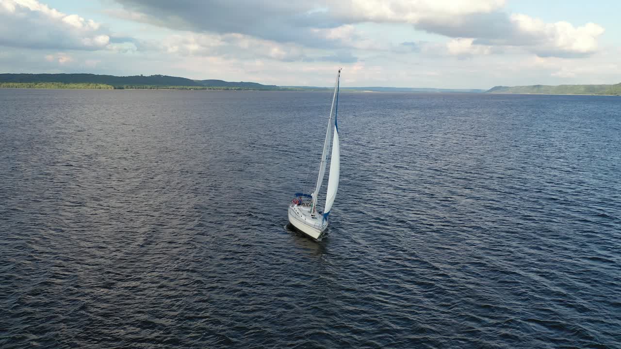 un yate de vela en un río pintoresco