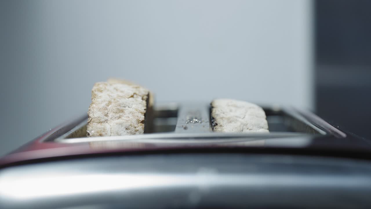 preparar tostadas en una cocina casera-10