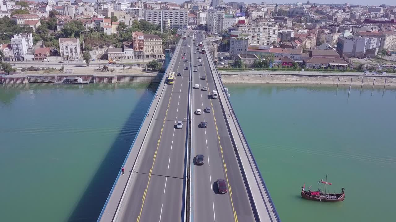 베오그라드의 브란코 강과 사바 강의 아름다운 4k 항공 플라이오버 다리