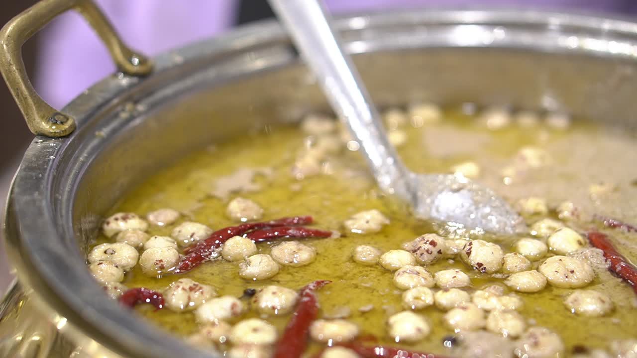 video cinematográfico de un curry makhana paneer picante indio en un bol