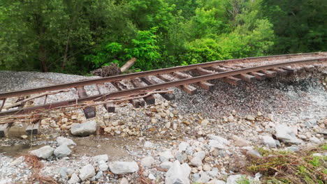 Luftaufnahme-Beschädigter-Eisenbahnschienen-In-Vermont,-Posthistorische-Überschwemmung-2023,-Bodenerosion-Sichtbar