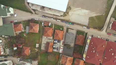 vista de pájaro del municipio y la ciudad de tutin en serbia - toma aérea de drones