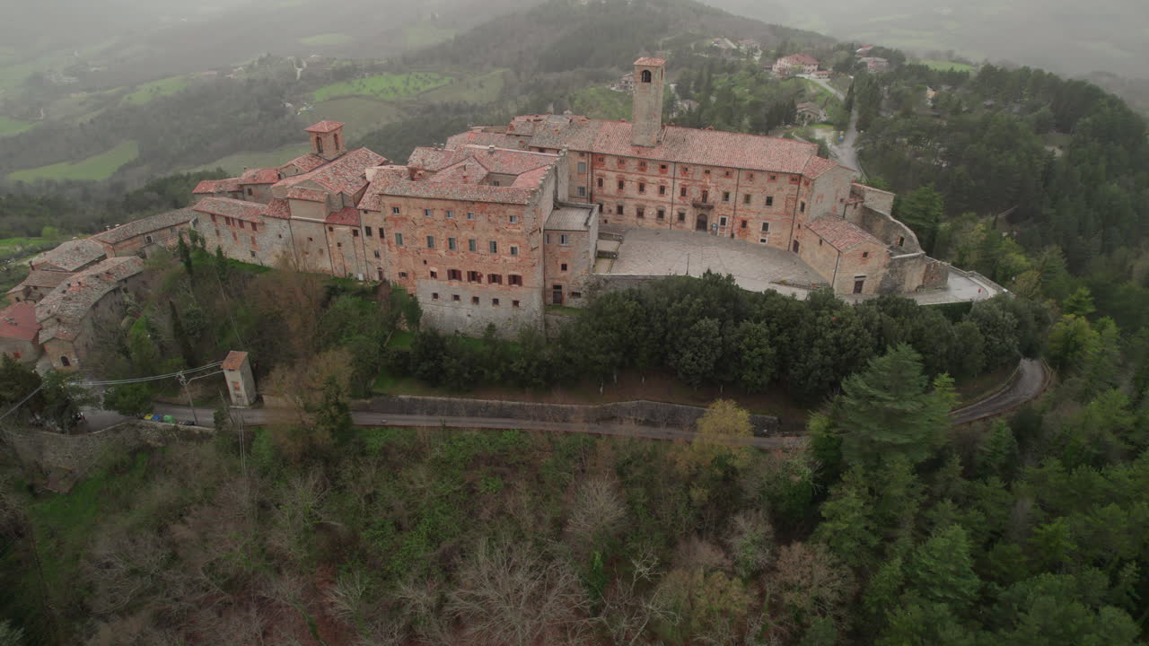 por encima y más allá de umbria: la grandeza aérea del monte santa maria tiberina en la toscana, italia