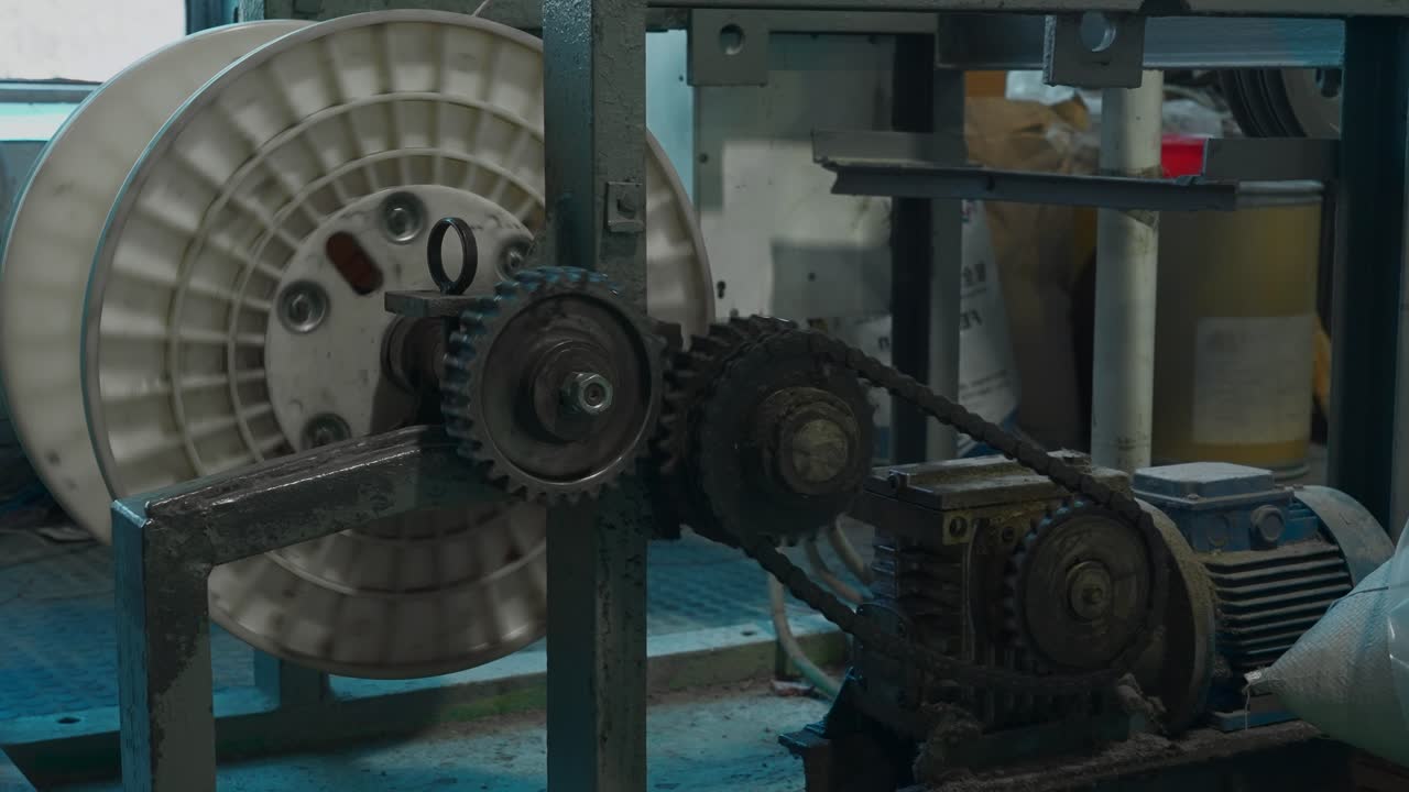 máquina industrial con engranajes, correas y motor