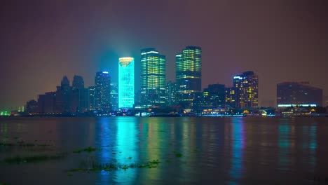 iluminación nocturna paisaje urbano de shanghai panorámica de la bahía junto al río 4k lapso de tiempo china