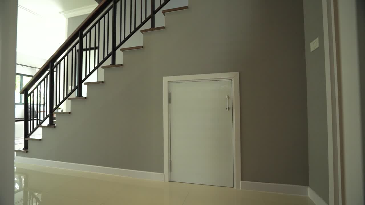 escaleras de madera con barandilla de escaleras de acero negro