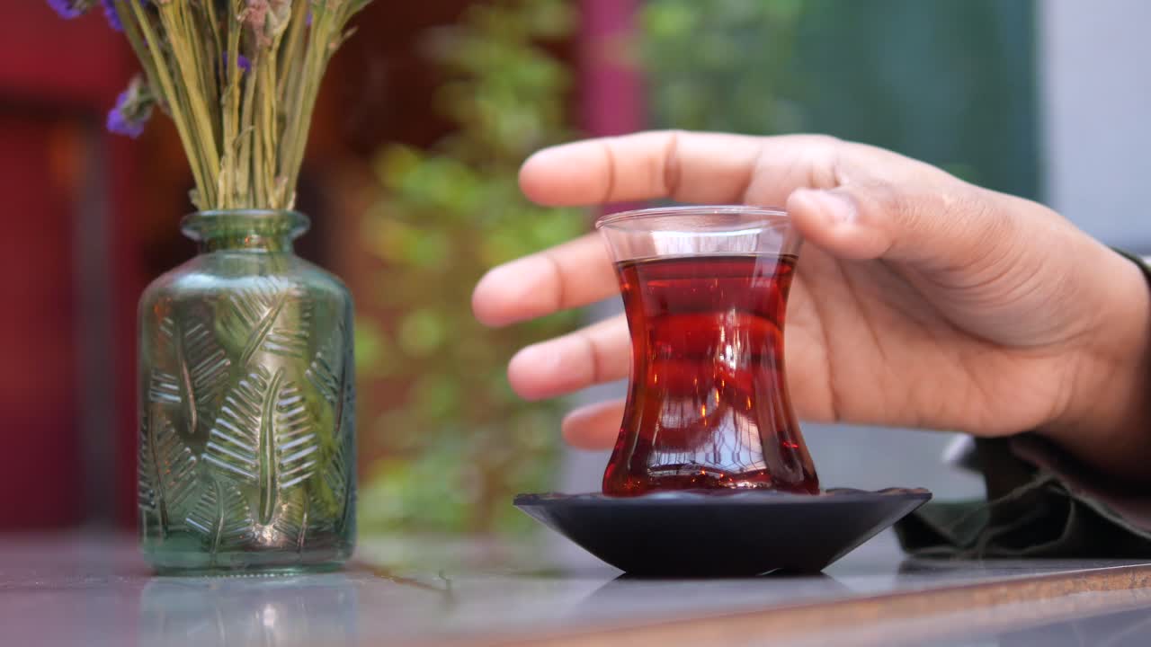 야외 카페에서 터키 차