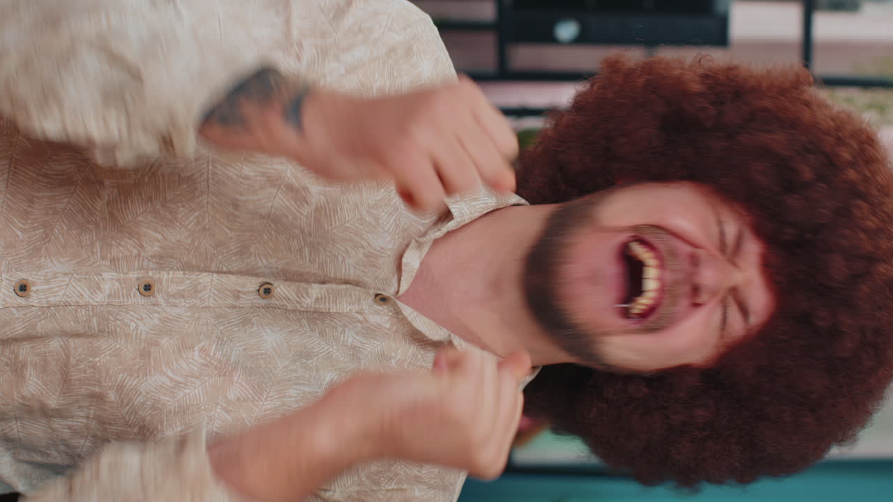 joven emocionado sorprendido, conmocionado por la repentina victoria, buenas noticias de victoria, celebrando, wow reacción