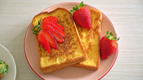 tostadas francesas con fresas frescas en el plato