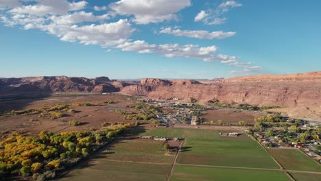 vista aérea de aviones no tripulados del lado norte de moab, utah en el otoño