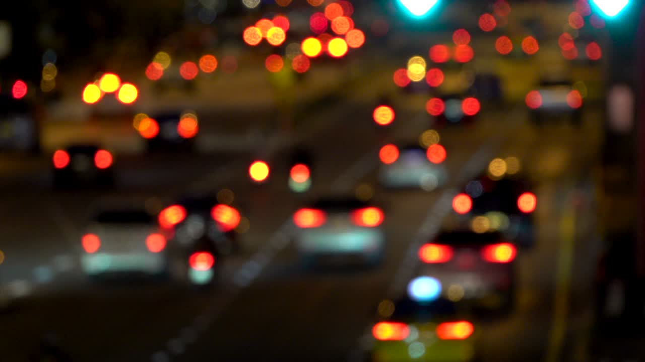 la ciudad nocturna está desfocada con un bonito bokeh y el típico ruido de la ciudad.