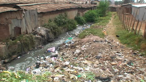 Agua-Contaminada-Que-Fluye-En-Un-Tugurio-Insalubre