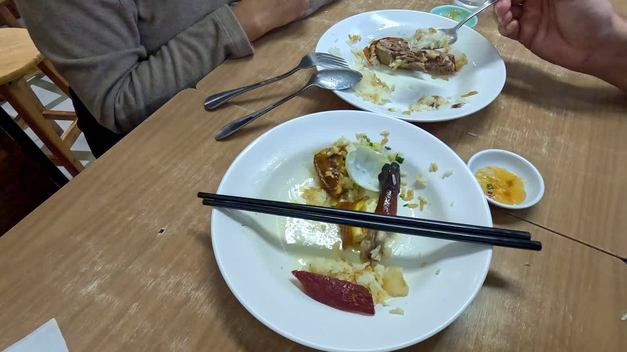 홍콩 현지 식당에서 정통 전통 광둥 요리를 제공하며 함께 식사를 마치는 하이퍼랩스