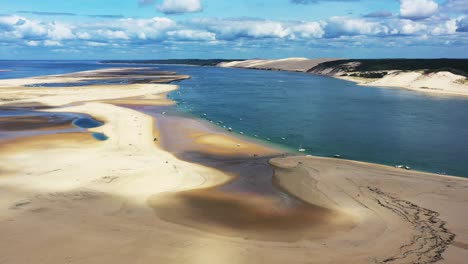 banc d&#39;arguin pasaje sur en la cuenca de arcachon francia con barcos en la orilla arenosa, tiro de aproximación aérea