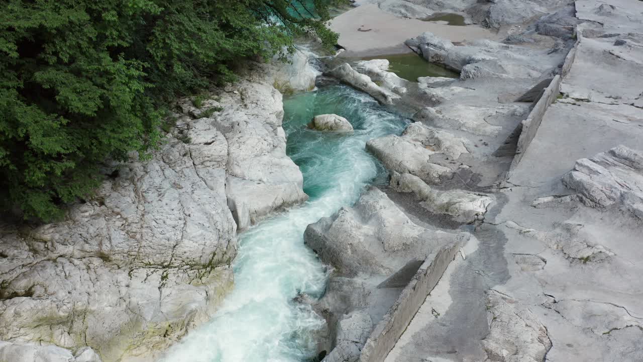 크리스탈처럼 푸른 물이 흐르는 세리오 강, 베르가모, 세리아나 계곡, 이탈리아