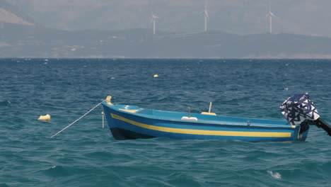 barco vacío flotando en aguas tranquilas