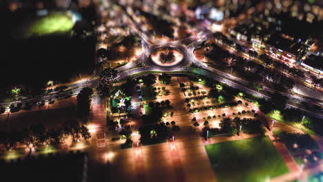 vista aérea de la rotonda nocturna de la ciudad