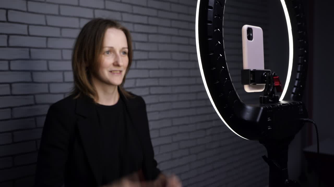 vídeo de una chica bloguera grabando una historia para su blog