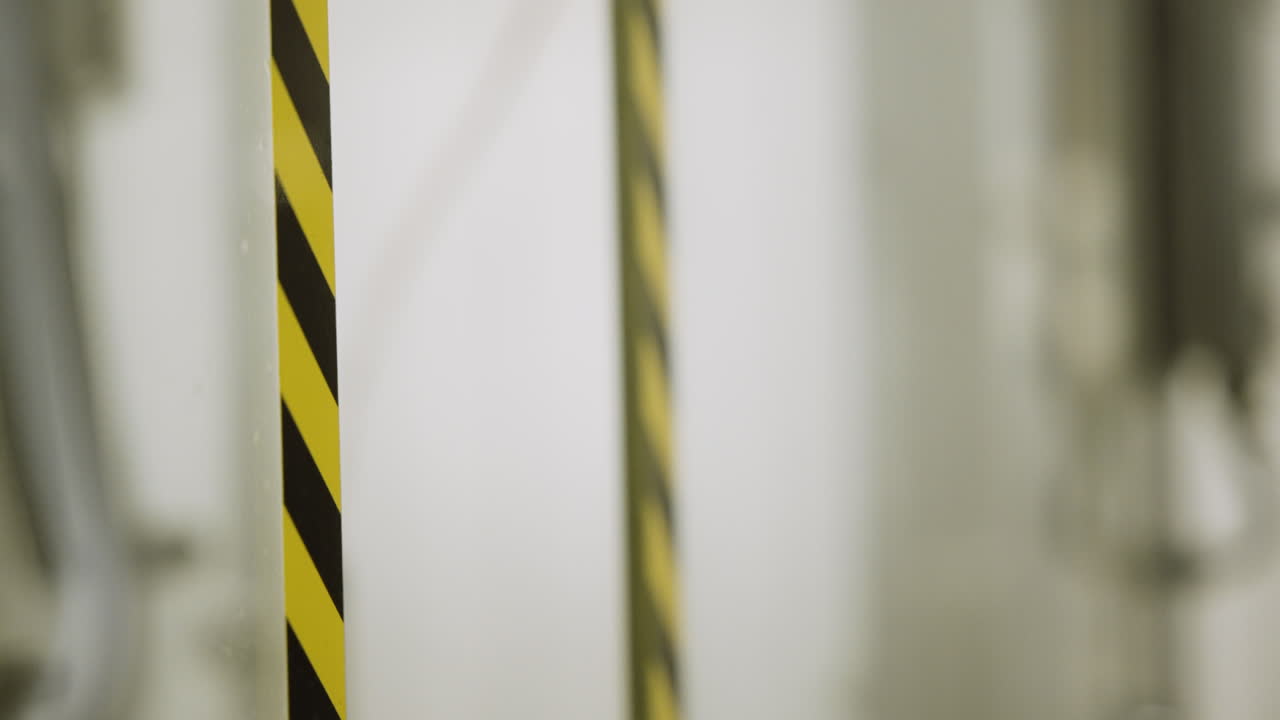 пустые бутылки вина, проходящие мимо камеры вдоль конвейерной ленты в бутылке