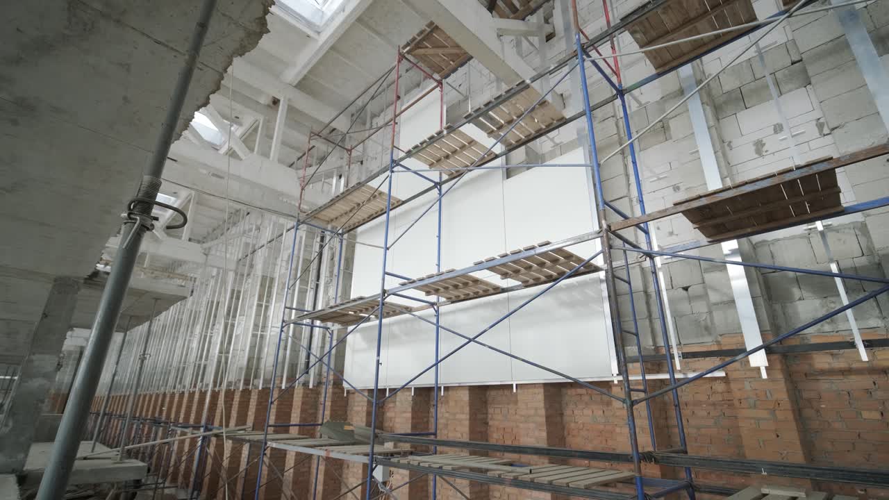 escena de un gran sitio de construcción de una oficina comercial