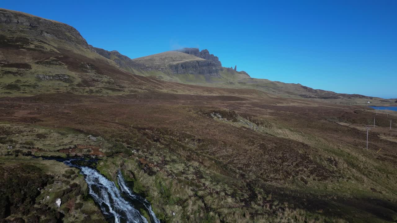 Rivelazione al rallentatore di una cascata nella natura selvaggia delle Highlands scozzesi, alle Brides Veil Falls, Trotternish, Isola di Skye