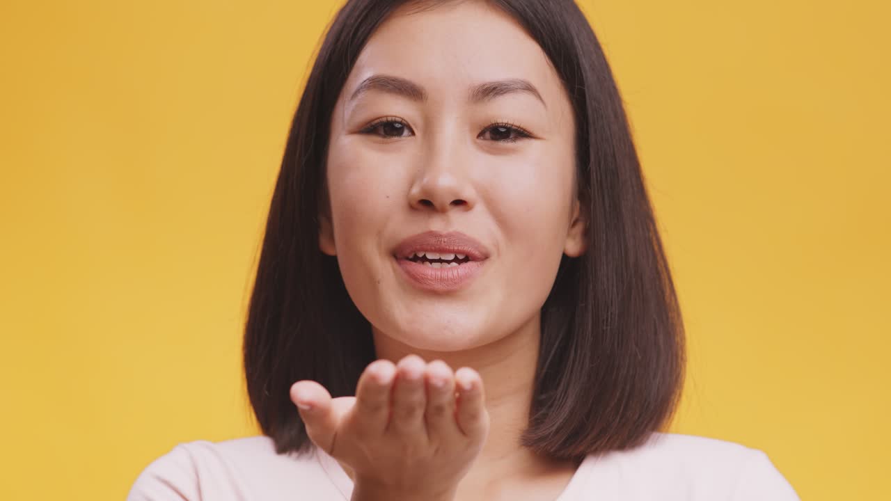 키스를  ⁇ 는 여자