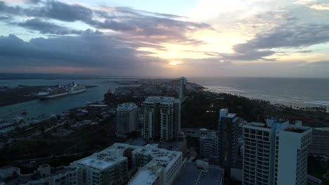 Viejo-San-Juan-En-La-Parte-De-Atrás-Como-Condado-Se-Revela-Durante-Una-Puesta-De-Sol