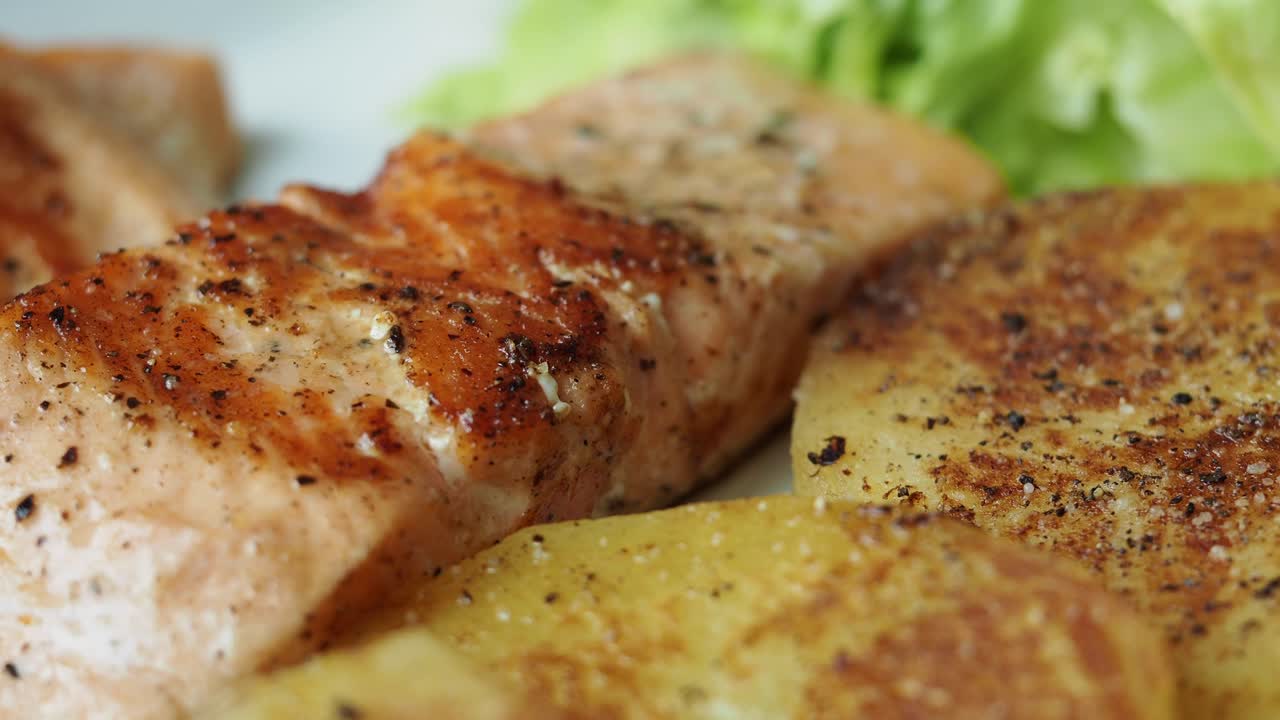 Salmone con patate e insalata