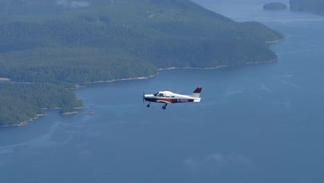 aviones privados que vuelan sobre la región de la costa, tiro aire a aire de alto ángulo