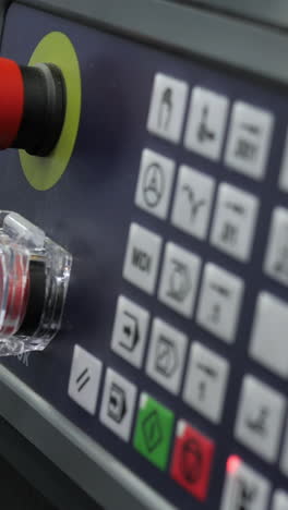 primer plano del panel de control de las máquinas industriales