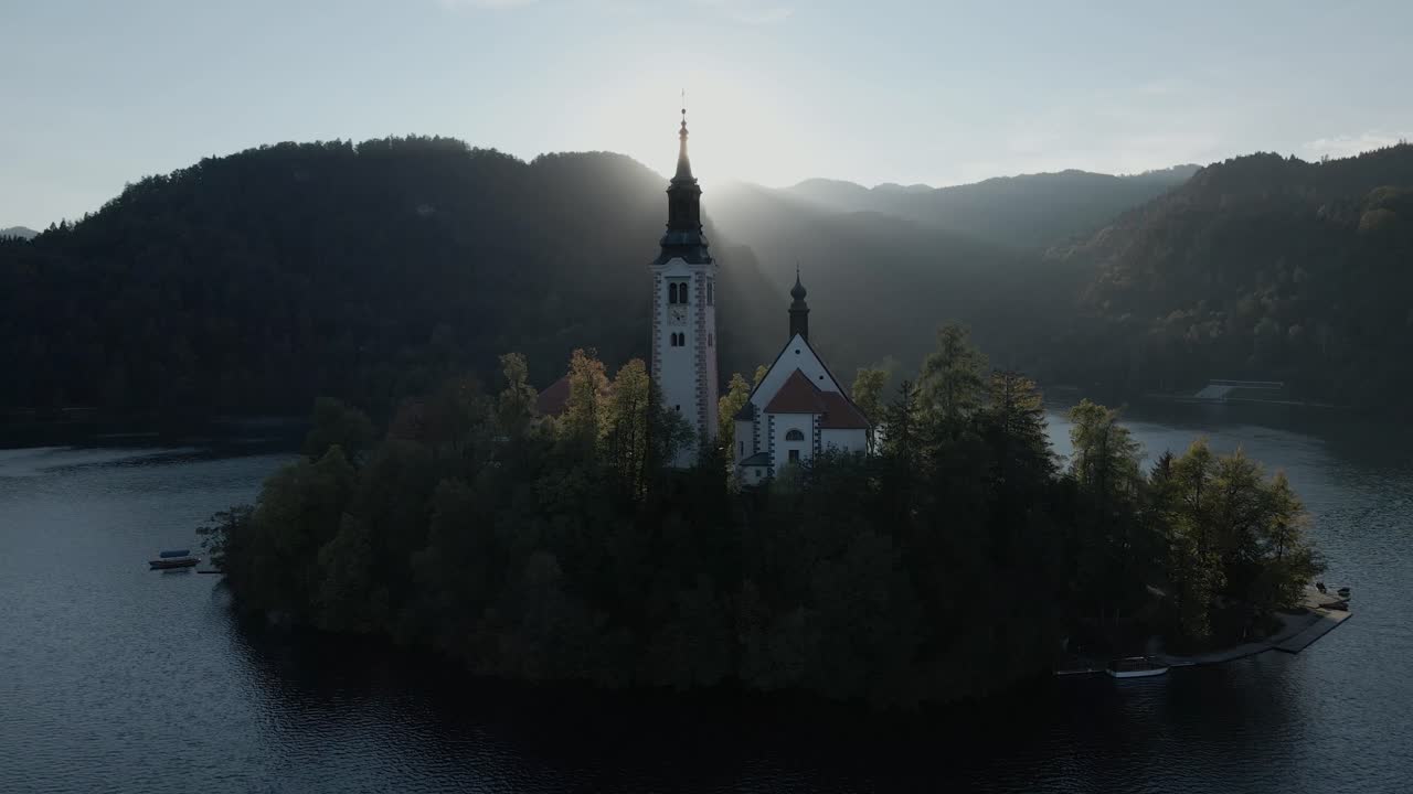 Vista aerea del Lago di Bled e della chiesa sull'isola che risplende alla luce del mattino, Slovenia