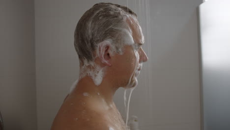 hombre tomando una ducha.