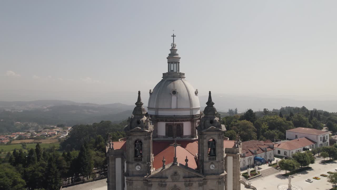 cúpula de la iglesia y campanarios, santuario de sameiro, braga, portugal