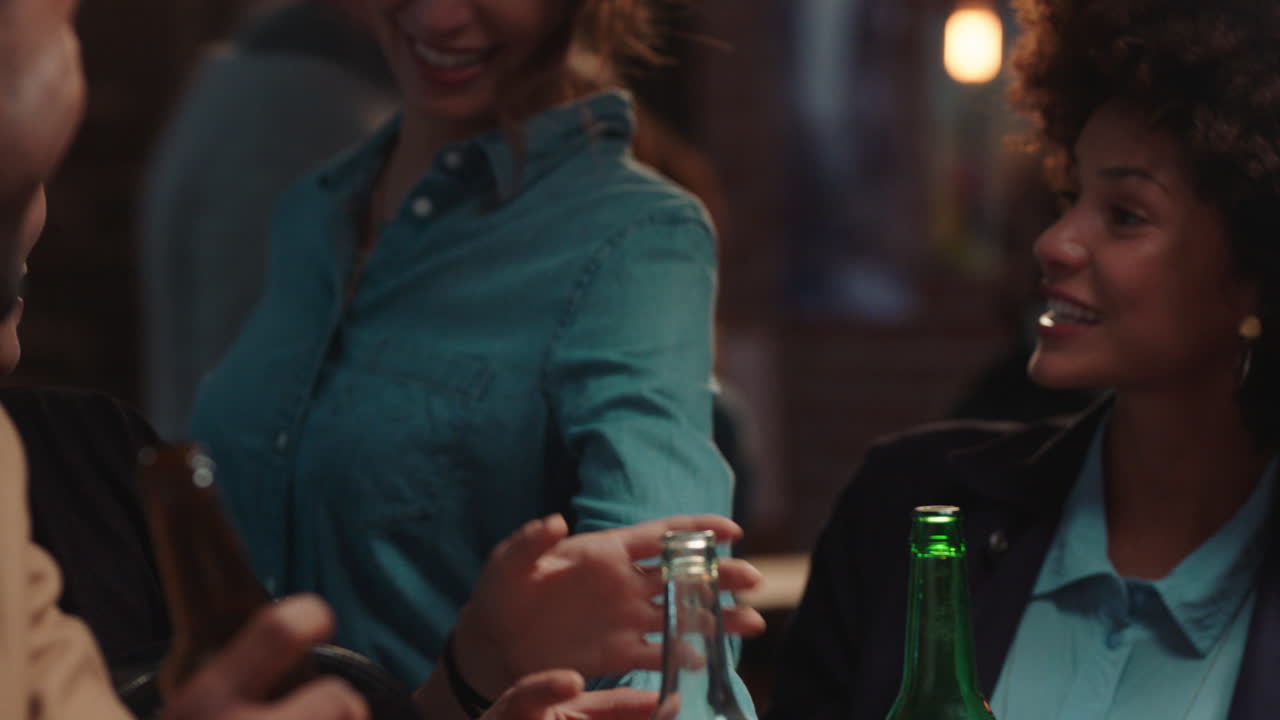 amici felici che festeggiano la festa di riunione in un bar che bevono che si godono la festa dell'amicizia che chiacchierano che si divertono che socializzano insieme