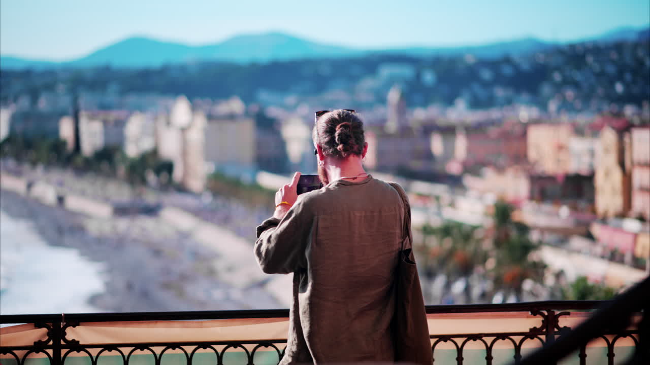 Donna che scatta foto a un punto panoramico a Nizza, Francia