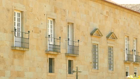 Detalle-Arquitectónico-Del-Palacio-Episcopal-En-Un-Día-Soleado-En-Braga,-Portugal