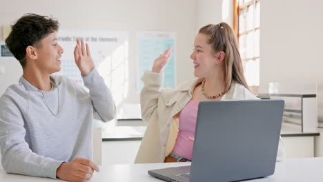 aprendizaje, trabajo en equipo y cinco altos de los estudiantes