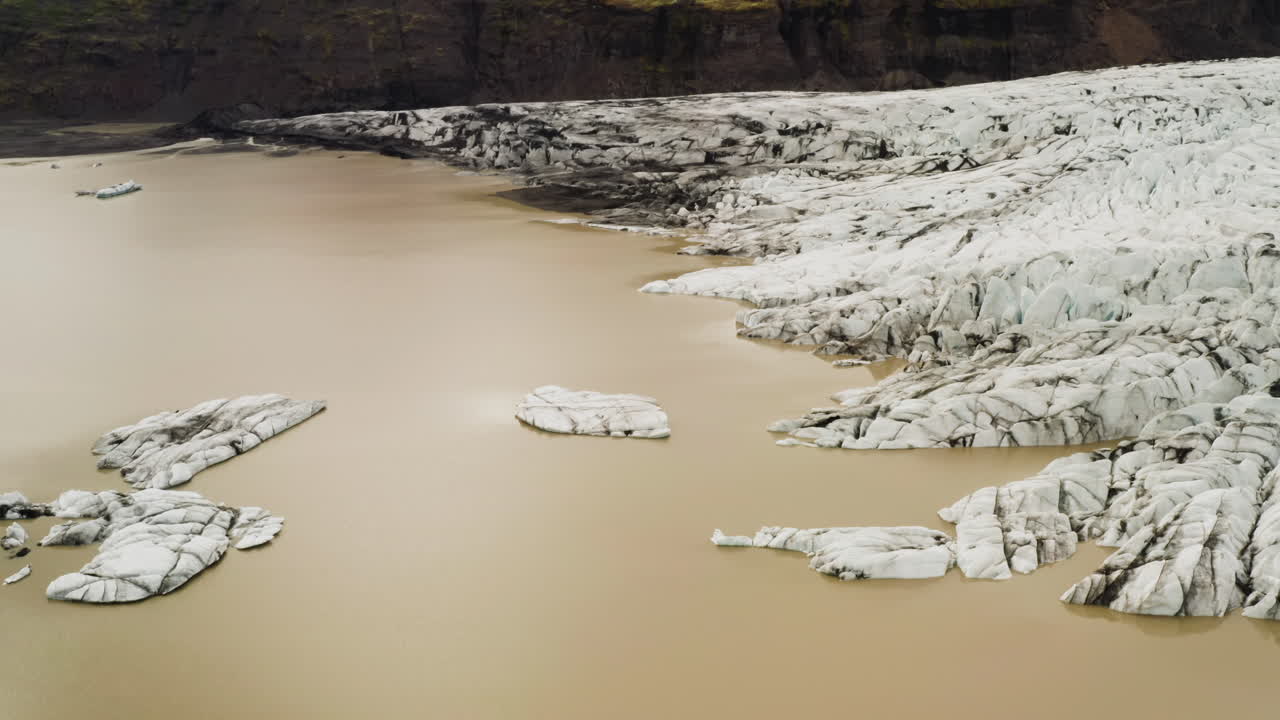 tiro inclinado hacia arriba de témpanos en un lago glaciar en irlanda llamado fjallsárlón
