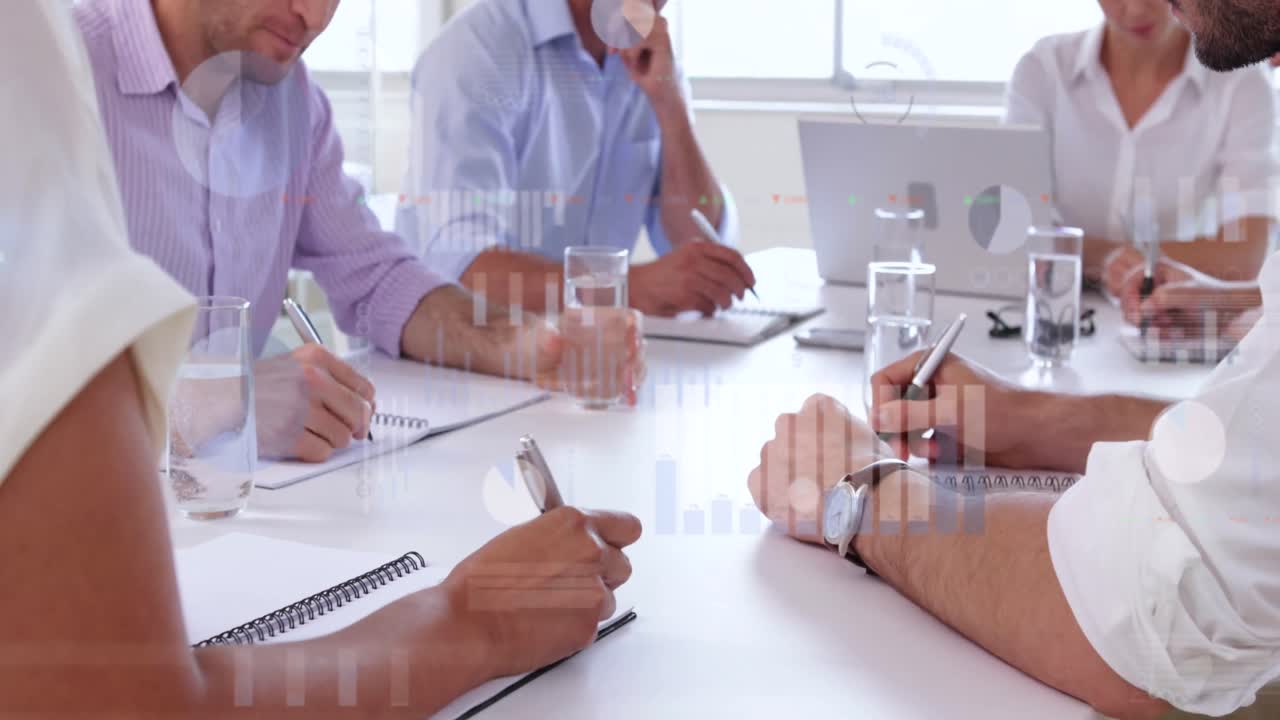 사무실에서 보고서를 논의하는 다양한 동료들에 대한 여러 그래프와 거래 보드의 애니메이션