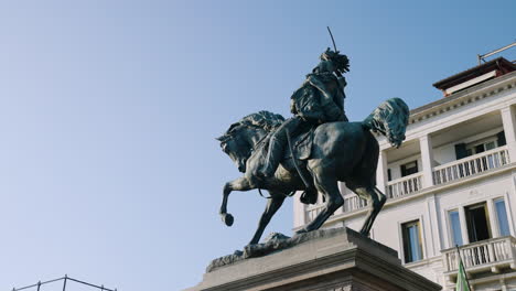 estatua ecuestre de vittorio emanuele ii, riva degli schiavoni, venecia, italia - tiro de ángulo bajo