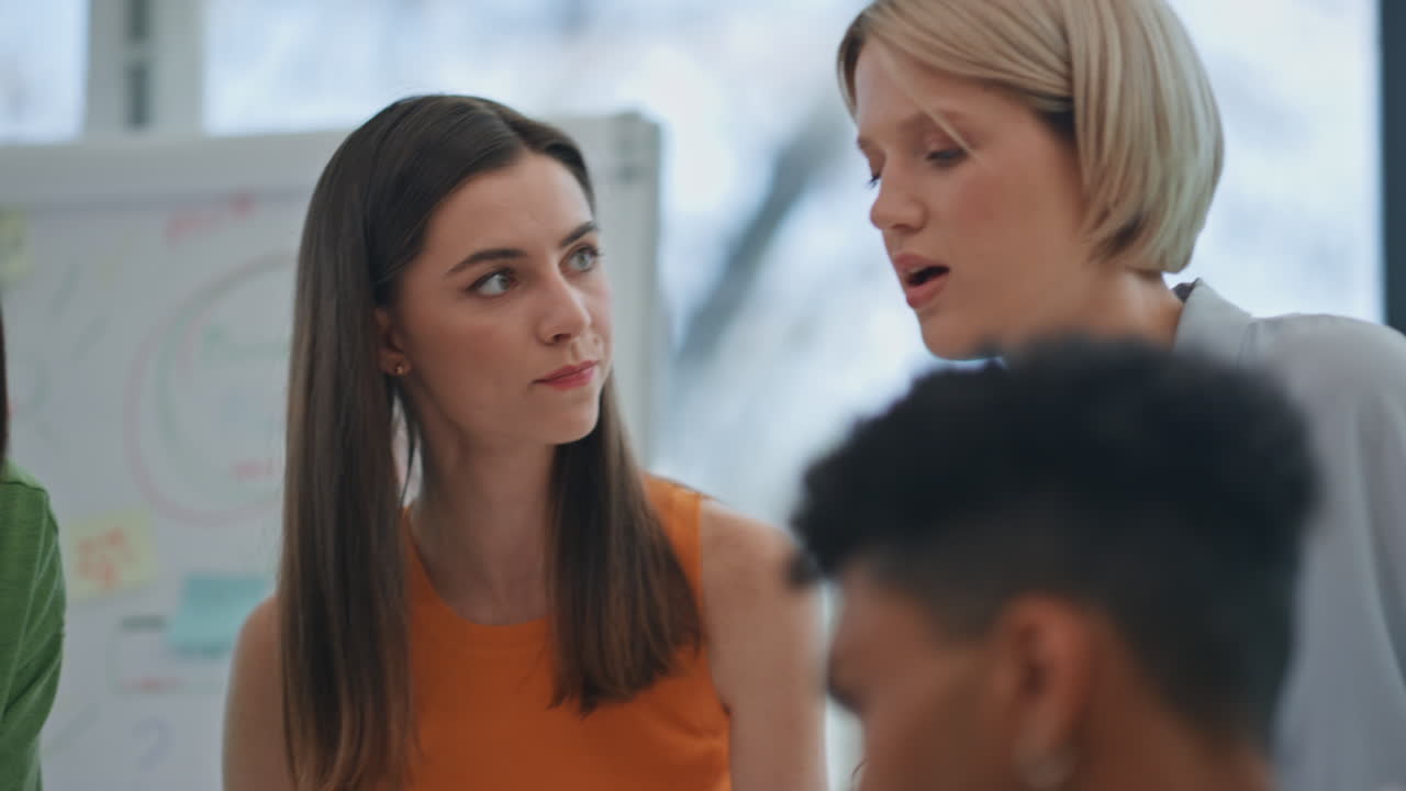 compañeros de trabajo involucrados comunicándose juntos gabinete de cerca. tormenta de ideas