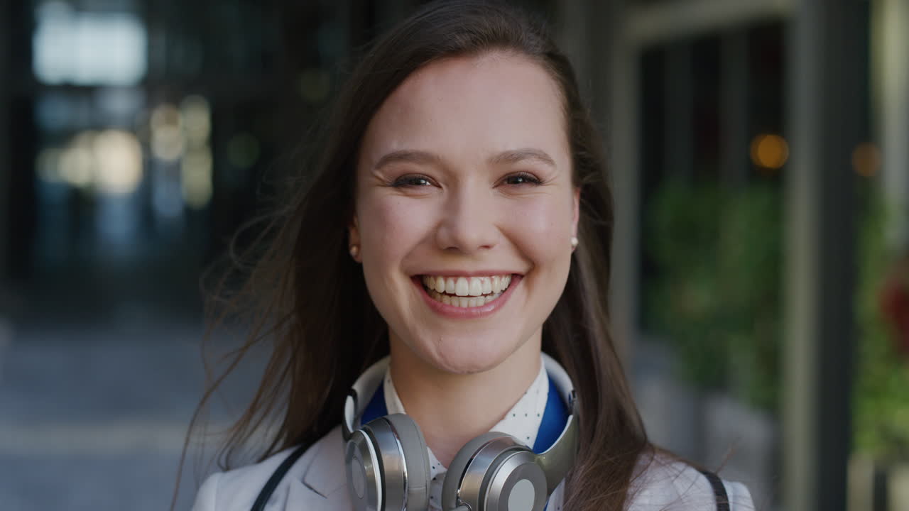 retrato joven feliz mujer de negocios riendo alegre disfrutando de una carrera exitosa estilo de vida en la ciudad el viento soplando el cabello cámara lenta