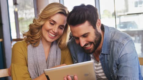 Couple-using-digital-tablet-in-cafÃ©