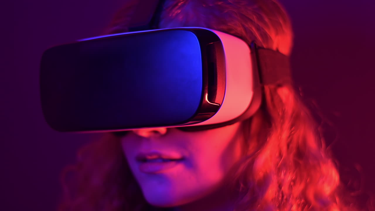 Ragazza dai capelli rossi che usa un visore per la realtà virtuale con luci al neon colorate